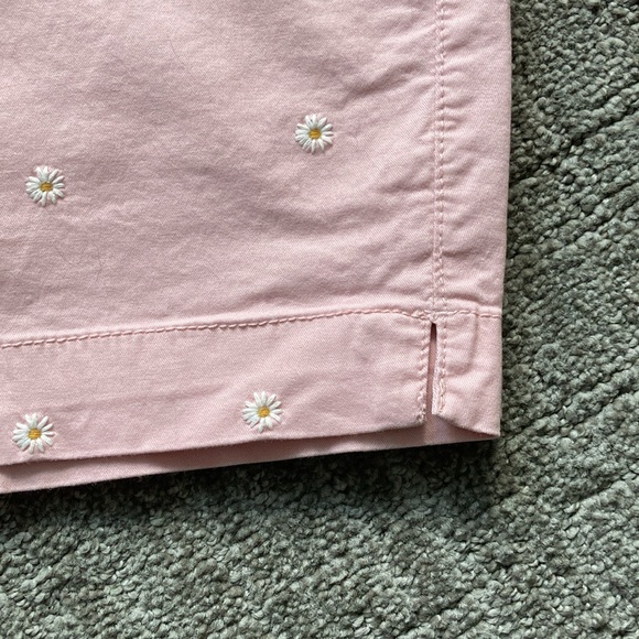 Old Navy Mid-Rise Everyday Embroidered-Daisy Shorts - 7-inch inseam - Picture 6 of 8